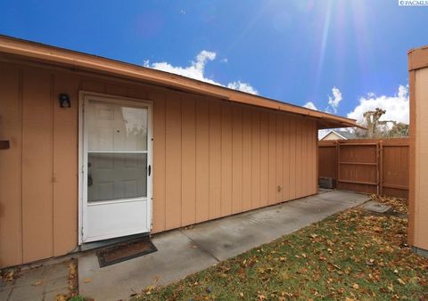 Photo of 3121 W Hood Avenue #B105, Kennewick, WA 99336 (MLS # 291915)
