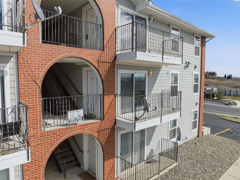 Photo of 1645 NE Merman Dr #C202, Pullman, WA 99163 (MLS # 291771)