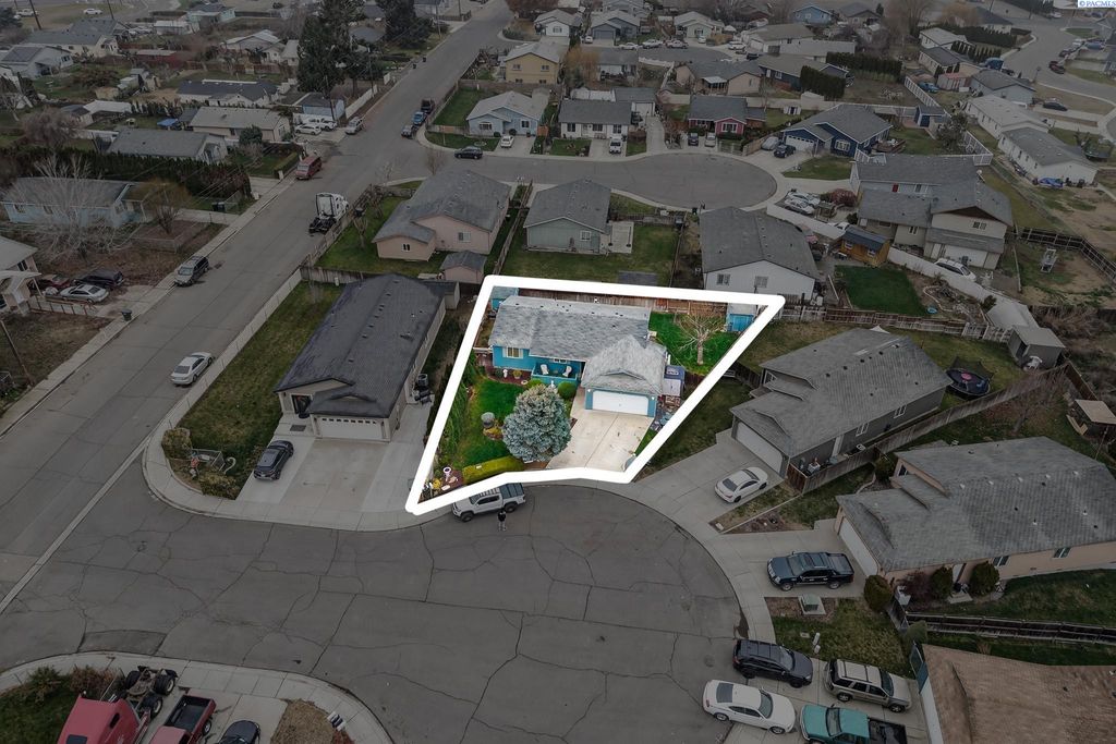 Photo of 502 Armas Ct, Grandview, WA 98930 (MLS # 289272)