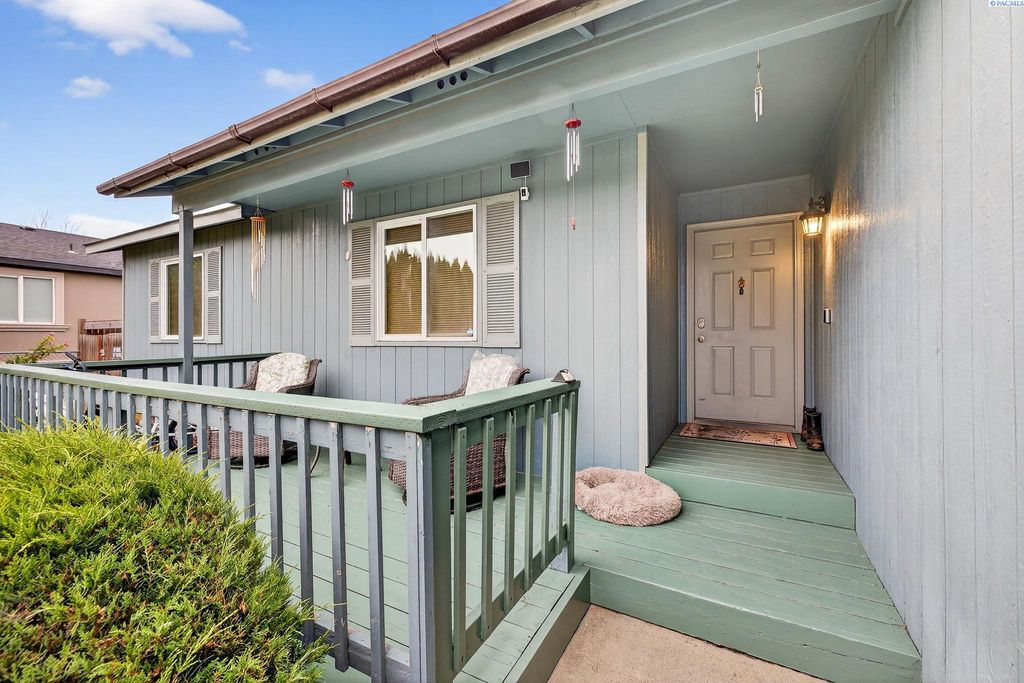 Photo of 502 Armas Ct, Grandview, WA 98930 (MLS # 289272)