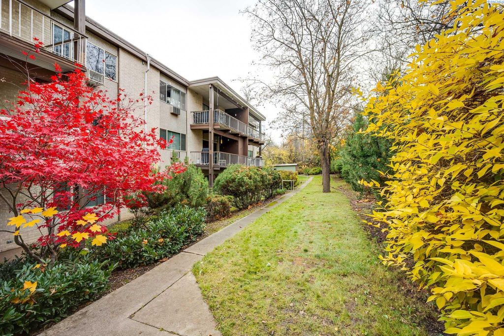 Photo of 1220 NW State St D-41 St #D-41, Pullman, WA 99163 (MLS # 288795)