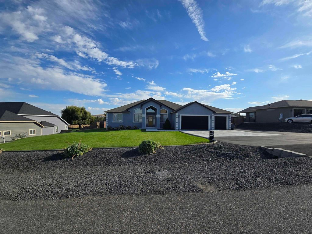 Photo of 2914 Karlee Drive, Richland, WA 99352 (MLS # 288108)