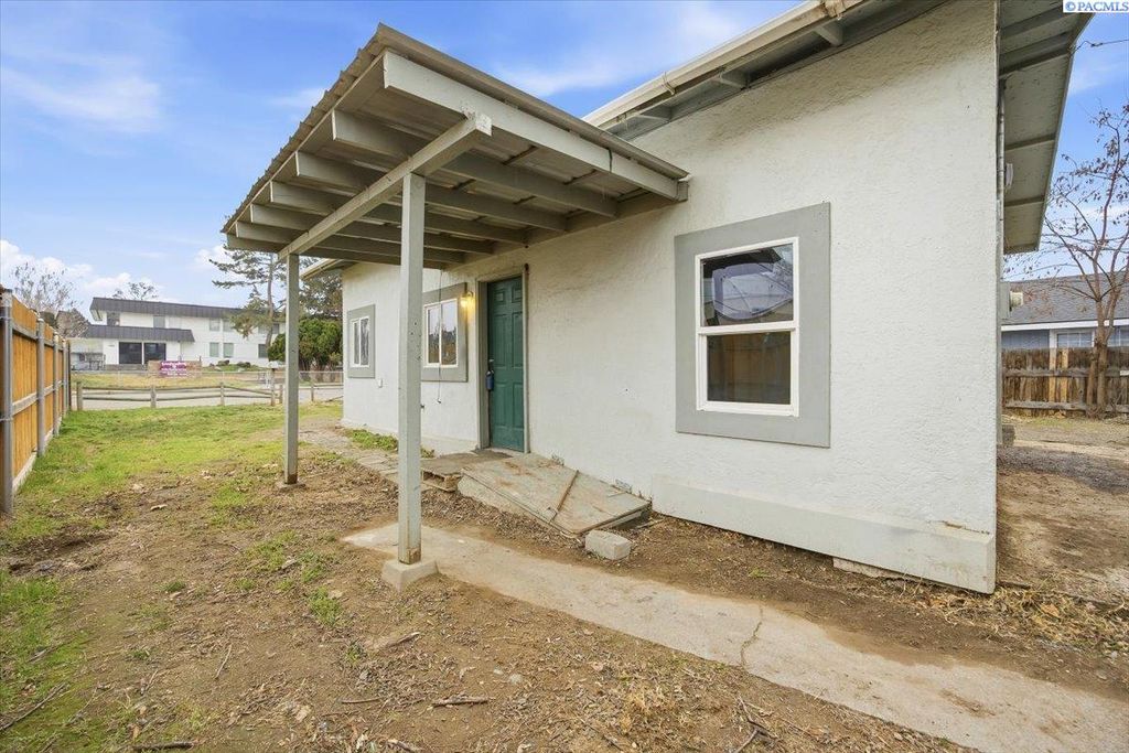 Photo of 1608 W 1st Ave, Kennewick, WA 99336 (MLS # 289991)