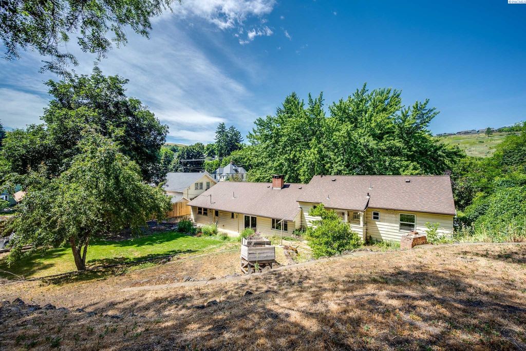 Photo of 709 S Mill St, Colfax, WA 99111 (MLS # 288396)