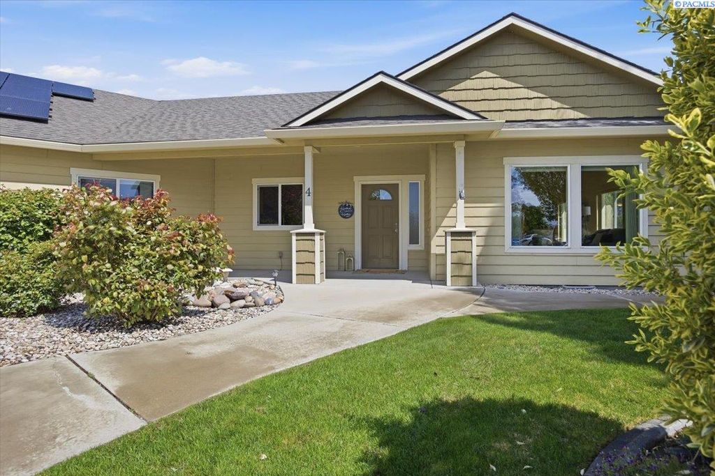 Photo of 4 Daffodil Ct, Pasco, WA 99301 (MLS # 292174)