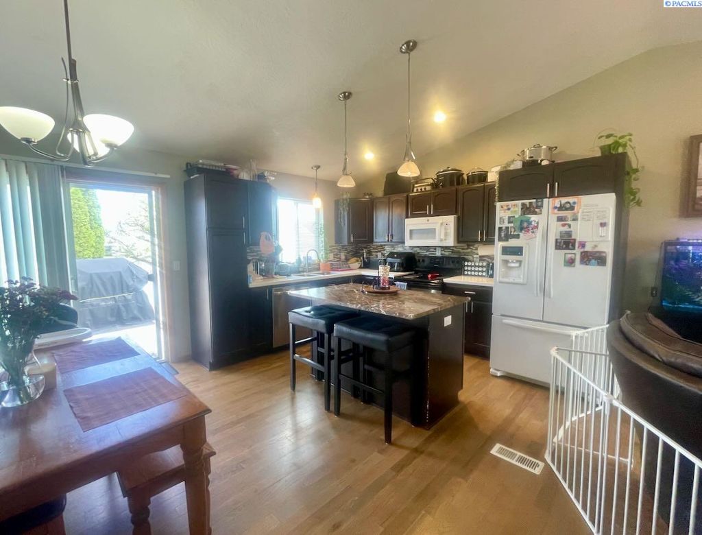 Photo of 7903 Deschutes Drive, Pasco, WA 99301 (MLS # 292037)