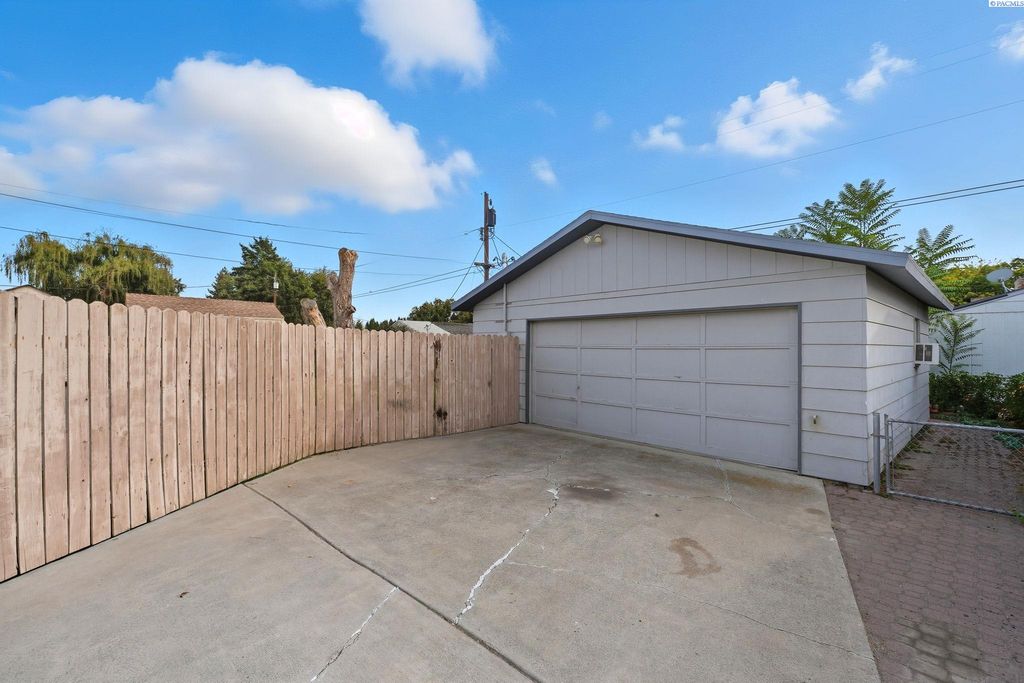Photo of 325 W 11th Ave, Kennewick, WA 99337 (MLS # 287938)