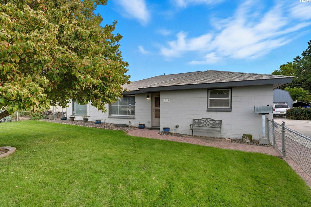 Photo of 325 W 11th Ave, Kennewick, WA 99337 (MLS # 287938)