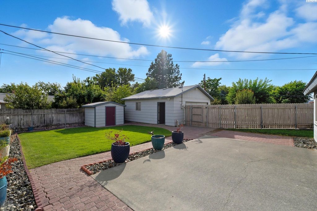 Photo of 325 W 11th Ave, Kennewick, WA 99337 (MLS # 287938)