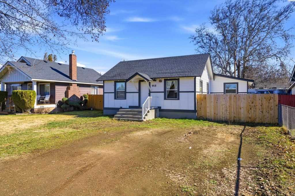 Photo of 915 Cornell Ave, Yakima, WA 98902 (MLS # 290808)