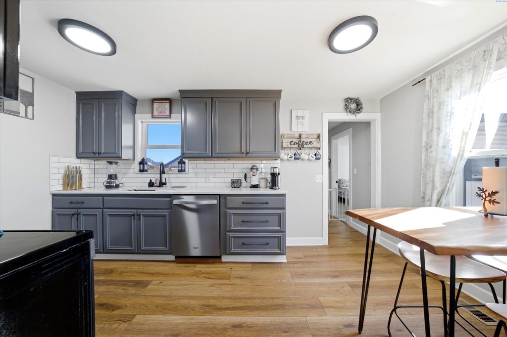 Photo of 915 Cornell Ave, Yakima, WA 98902 (MLS # 290808)