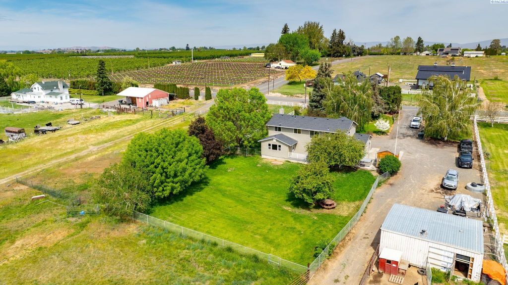 Photo of 400 Charvet Rd, Grandview, WA 98930 (MLS # 292710)
