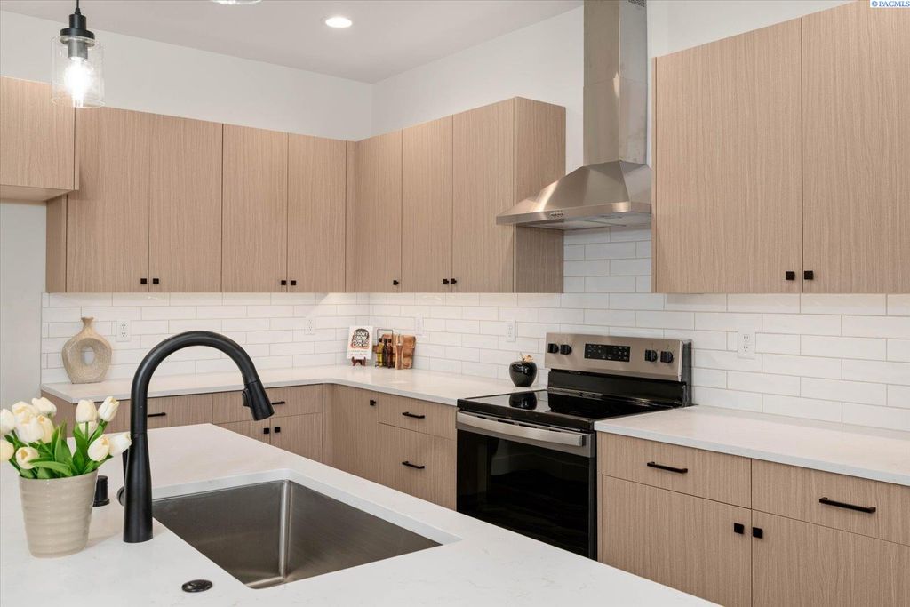 Photo of 1102 Fairhaven Loop #34, Richland, WA 99352 (MLS # 291365)