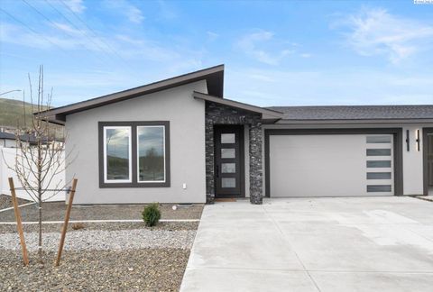 Photo of 1102 Fairhaven Loop #34, Richland, WA 99352 (MLS # 291365)