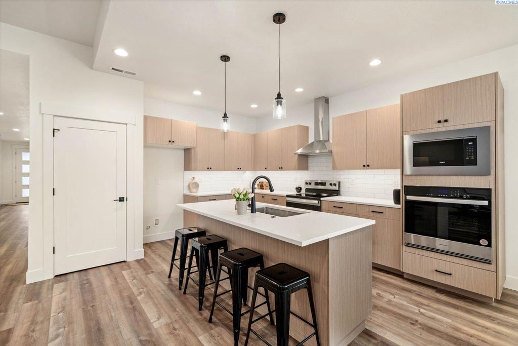 Photo of 1102 Fairhaven Loop #34, Richland, WA 99352 (MLS # 291365)