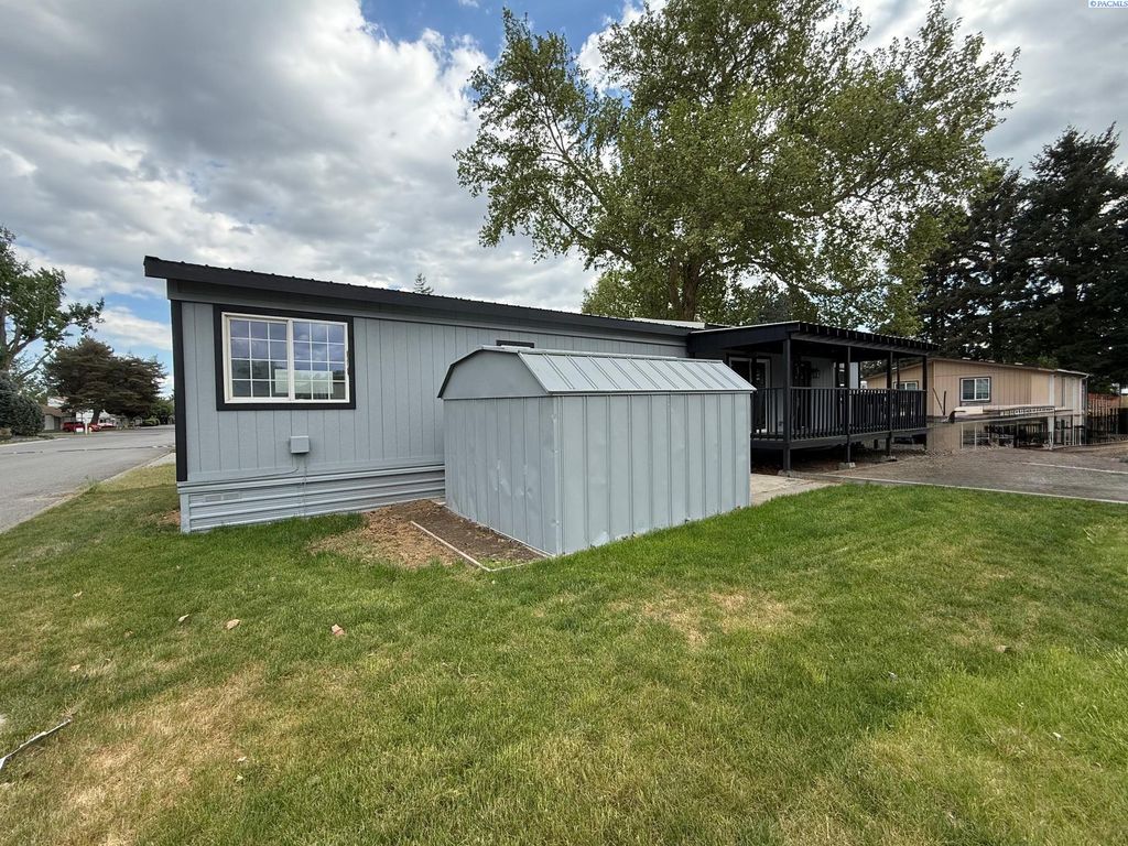 Photo of 2021 Mahan Ave #l3 Ave, Richland, WA 99354 (MLS # 292403)