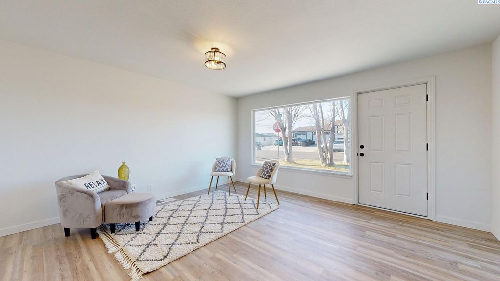 Photo of 1403 N 16th Avenue, Pasco, WA 99301 (MLS # 289568)