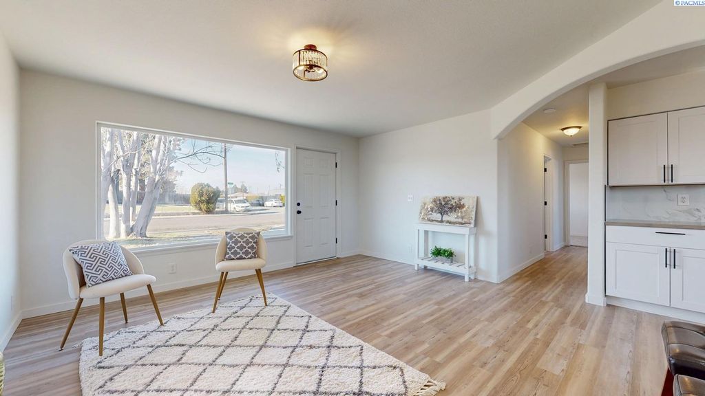 Photo of 1403 N 16th Avenue, Pasco, WA 99301 (MLS # 289568)