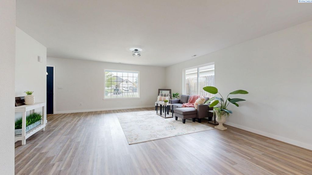 Photo of 154 Bremmer Street, Richland, WA 99352 (MLS # 292199)