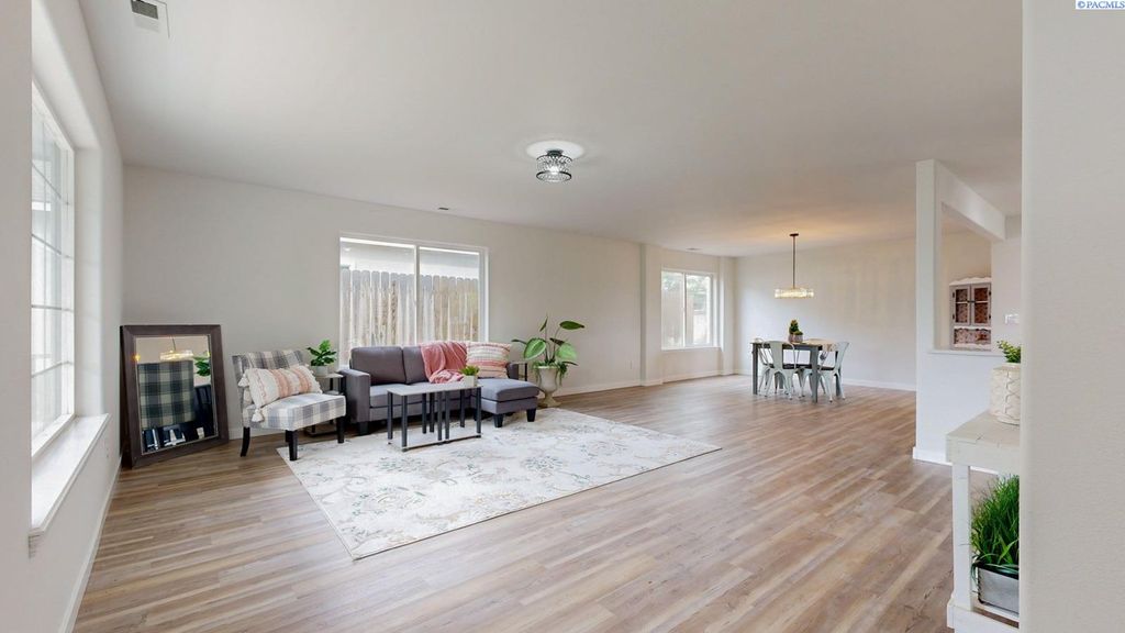 Photo of 154 Bremmer Street, Richland, WA 99352 (MLS # 292199)