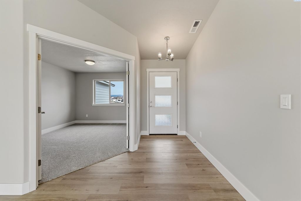 Photo of 1616 Castlewood Ct, Grandview, WA 98930 (MLS # 291688)