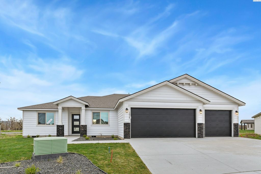 Photo of 1616 Castlewood Ct, Grandview, WA 98930 (MLS # 291688)