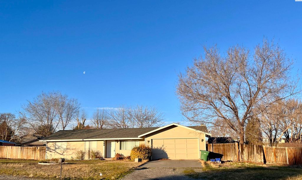 Photo of 808 S Young Street, Kennewick, WA 99336 (MLS # 289713)
