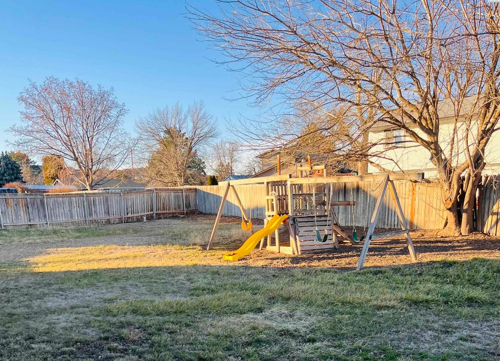 Photo of 808 S Young Street, Kennewick, WA 99336 (MLS # 289713)