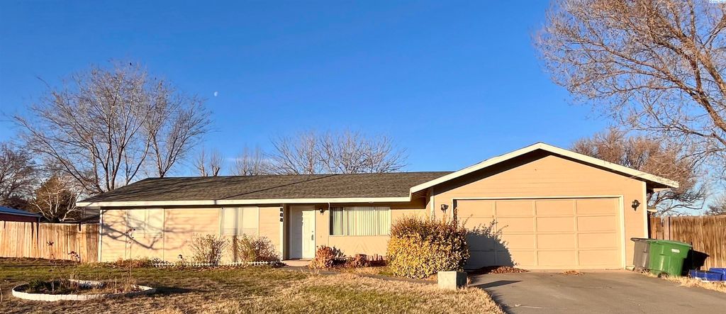 Photo of 808 S Young Street, Kennewick, WA 99336 (MLS # 289713)