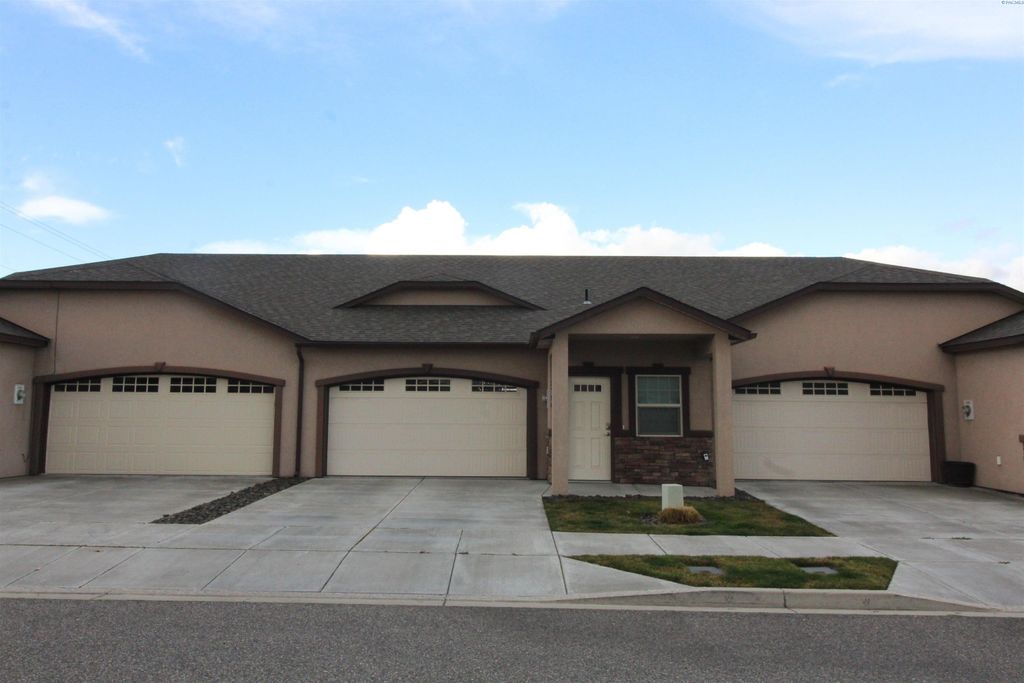 Photo of 2790 W 30th Place, Kennewick, WA 99337 (MLS # 290618)