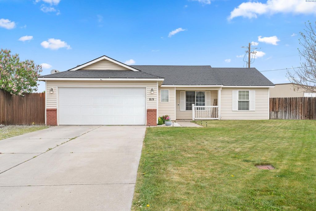 Photo of 819 Jessica Ct, Grandview, WA 98930 (MLS # 292066)