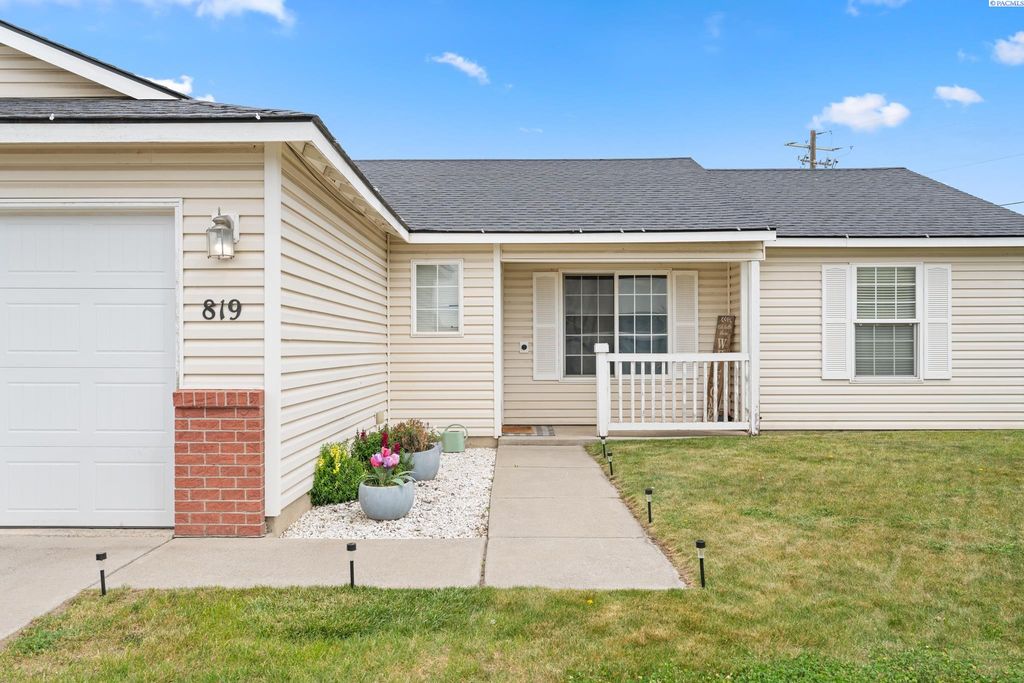 Photo of 819 Jessica Ct, Grandview, WA 98930 (MLS # 292066)