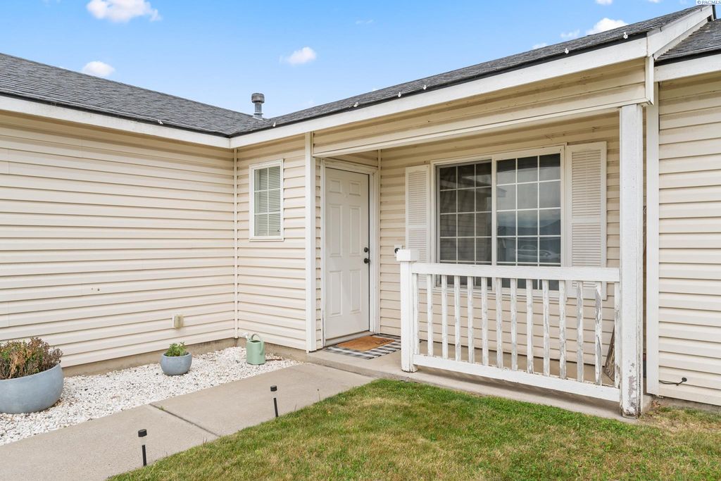 Photo of 819 Jessica Ct, Grandview, WA 98930 (MLS # 292066)