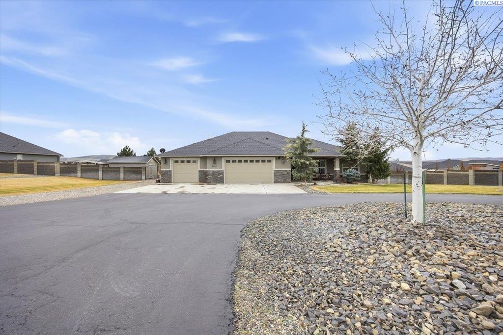 Photo of 74203 E Reata Rd, Kennewick, WA 99338 (MLS # 290578)
