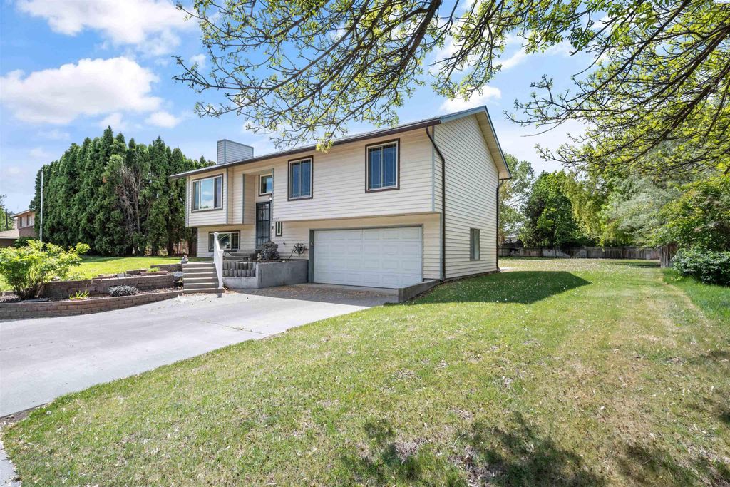Photo of 2225 Blue Jay Lane, West Richland, WA 99353 (MLS # 292914)