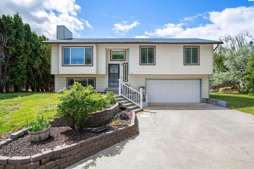 Photo of 2225 Blue Jay Lane, West Richland, WA 99353 (MLS # 292914)