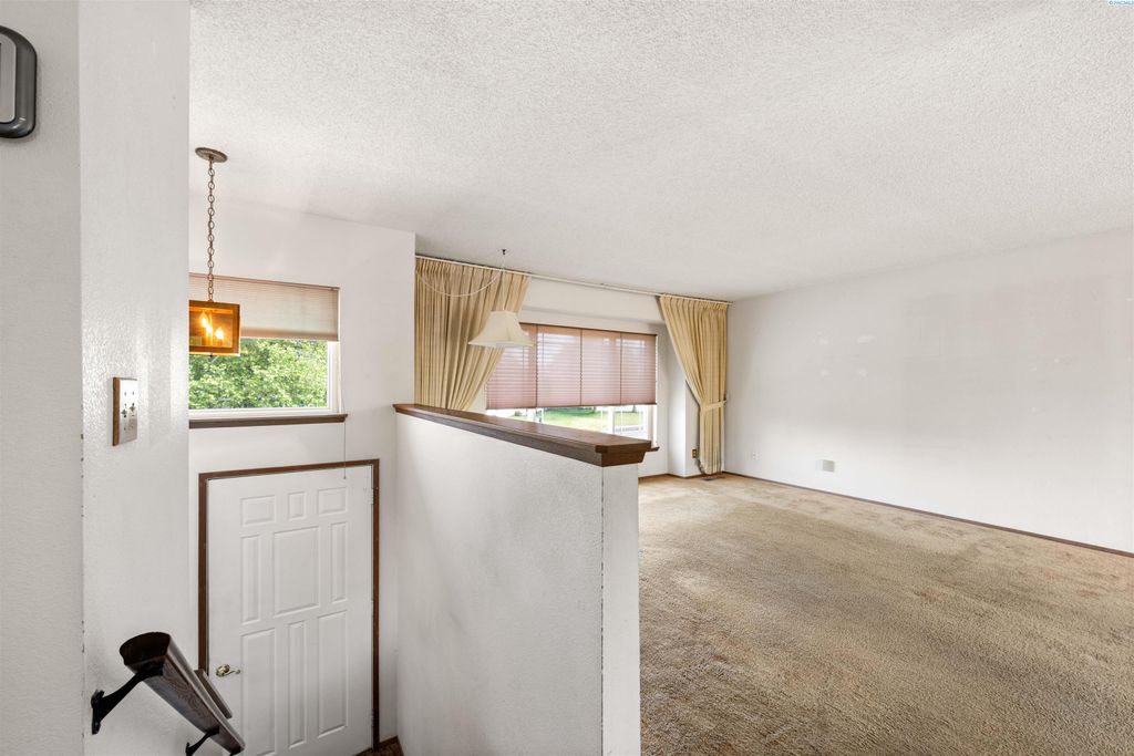 Photo of 2225 Blue Jay Lane, West Richland, WA 99353 (MLS # 292914)