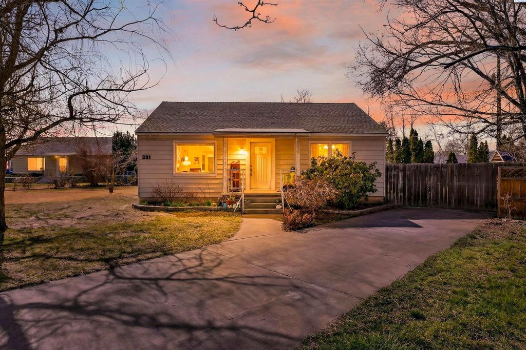 Photo of 221 Douglass Ave, Richland, WA 99352 (MLS # 290897)