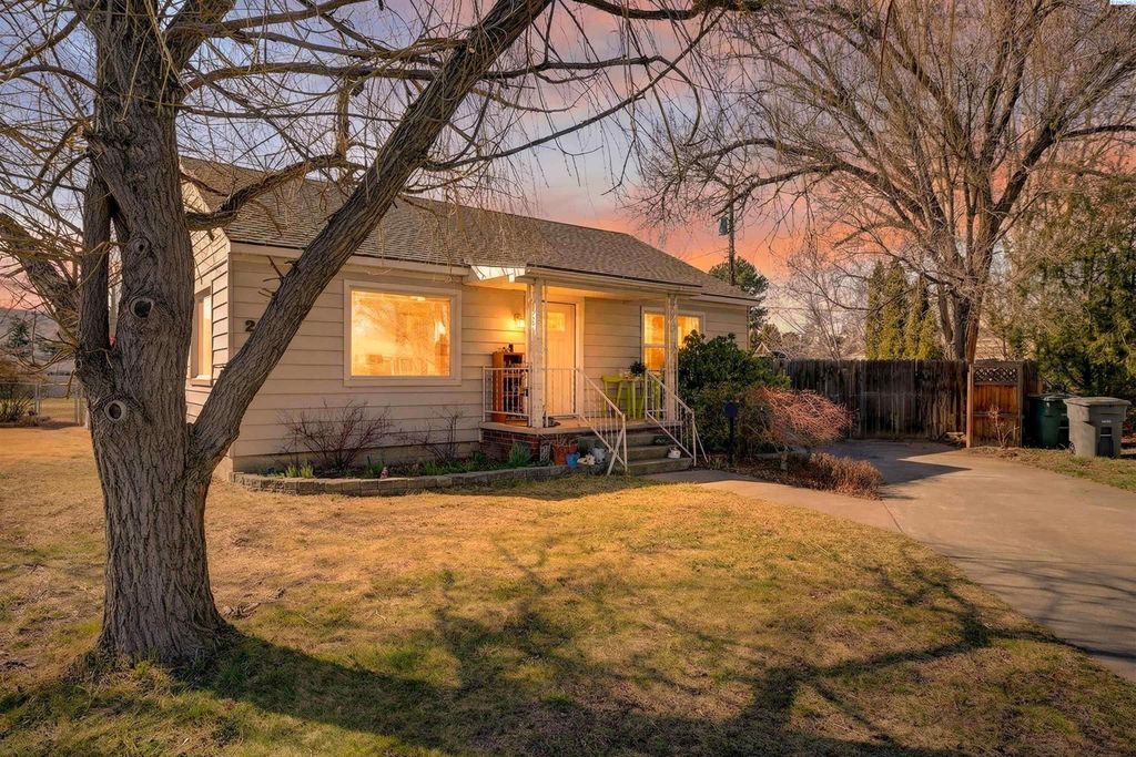 Photo of 221 Douglass Ave, Richland, WA 99352 (MLS # 290897)