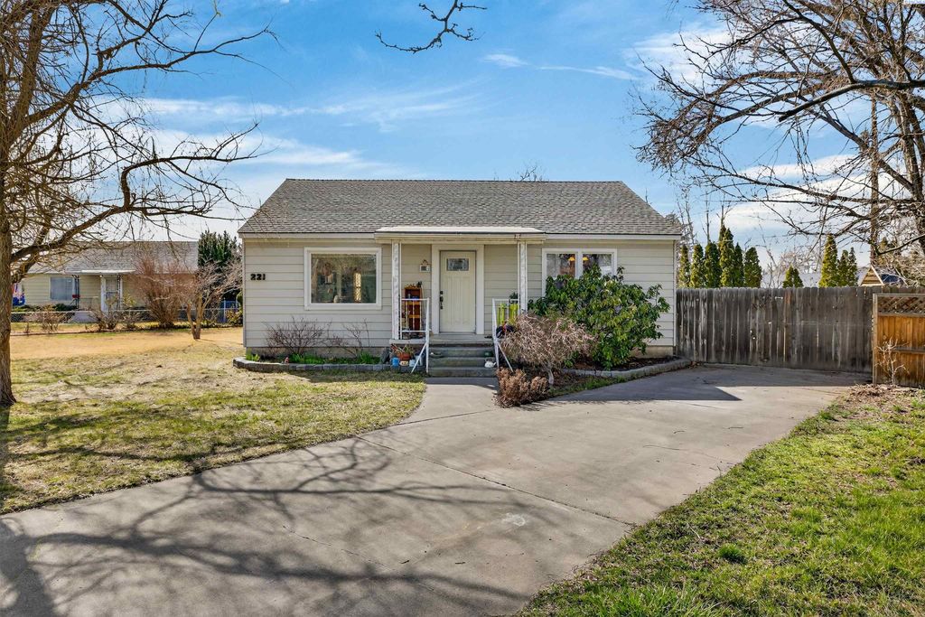 Photo of 221 Douglass Ave, Richland, WA 99352 (MLS # 290897)