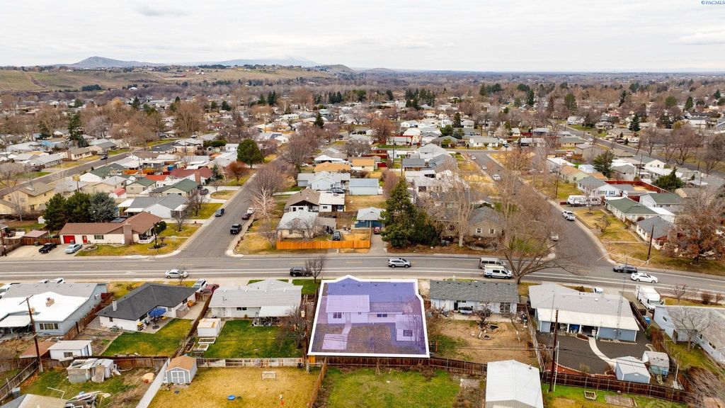 Photo of 2213 Duportail St, Richland, WA 99352 (MLS # 290130)