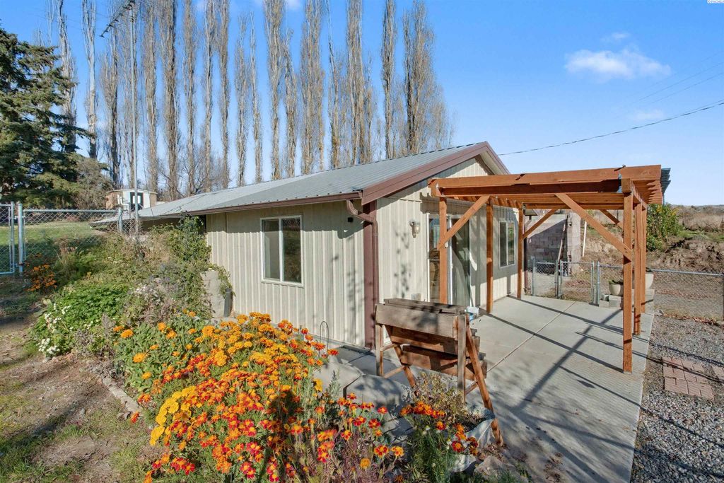 Photo of 29204 W Orcutt Rd, Benton City, WA 99320 (MLS # 288997)