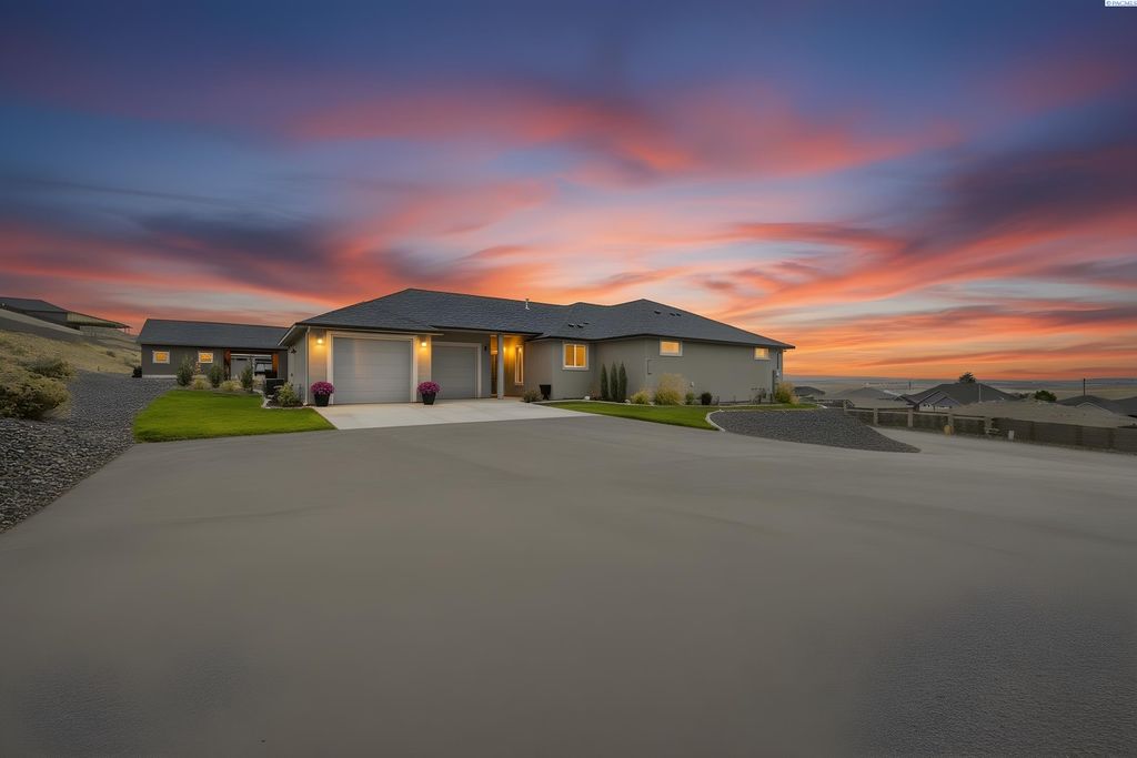 Photo of 6657 Caspian Pl, West Richland, WA 99353 (MLS # 290124)