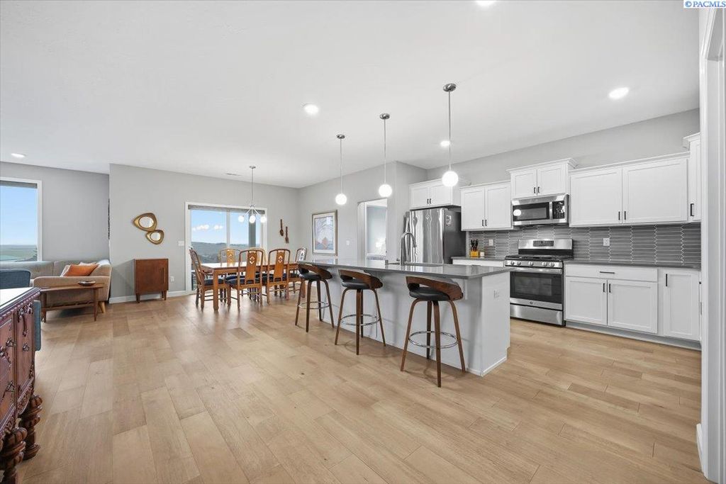 Photo of 6657 Caspian Pl, West Richland, WA 99353 (MLS # 290124)