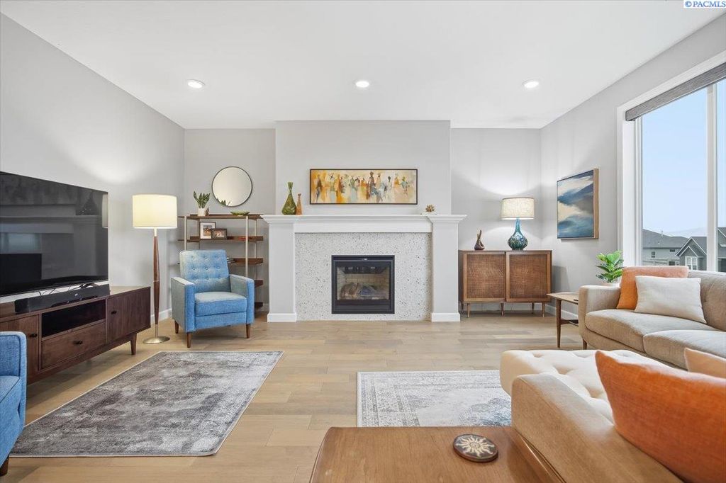 Photo of 6657 Caspian Pl, West Richland, WA 99353 (MLS # 290124)