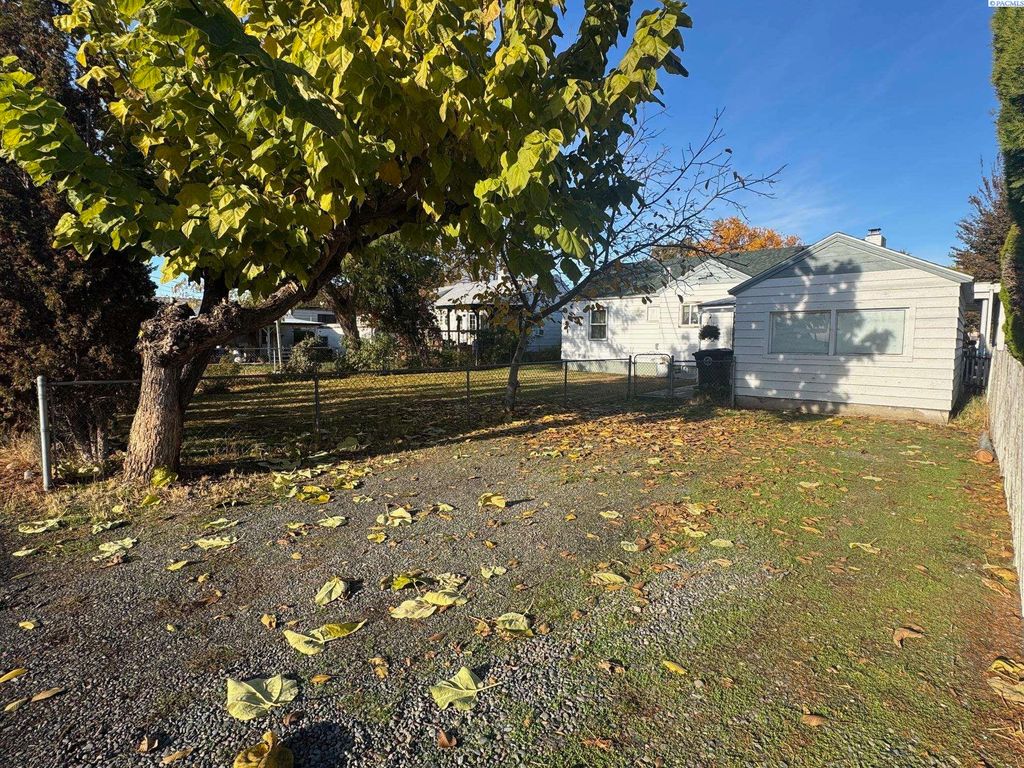 Photo of 206 S Date St, Toppenish, WA 98948 (MLS # 288779)