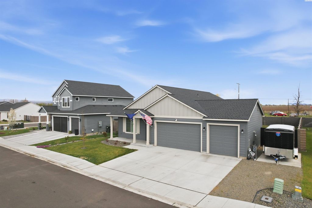 Photo of 1403 Diamond Ave, Grandview, WA 98930 (MLS # 292727)
