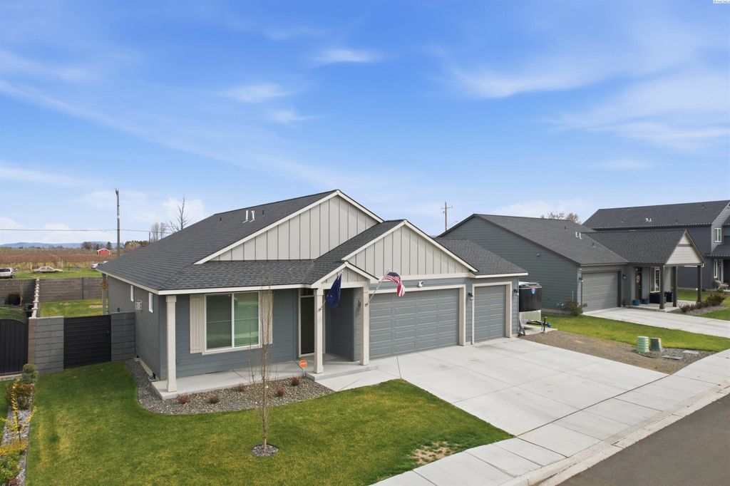 Photo of 1403 Diamond Ave, Grandview, WA 98930 (MLS # 292727)