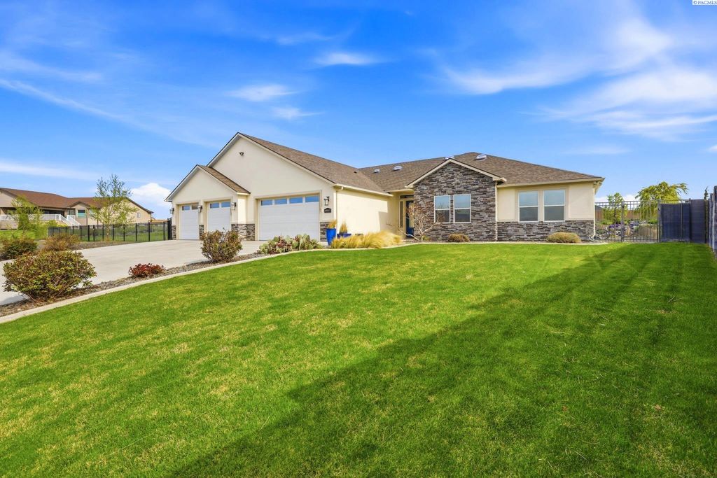 Photo of 86612 Summit View Dr, Kennewick, WA 99338 (MLS # 292126)