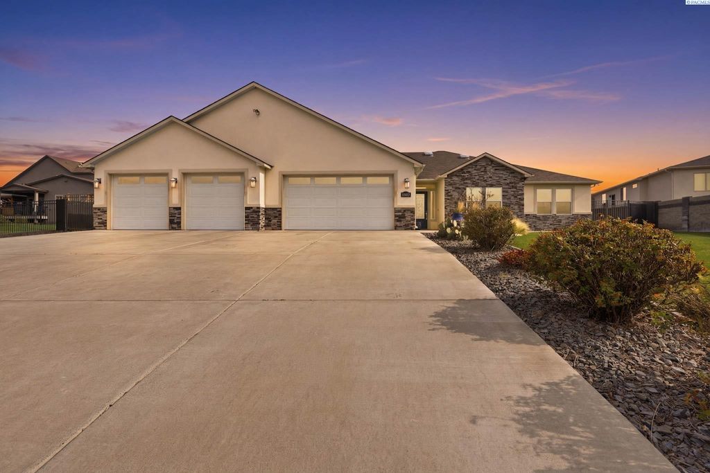 Photo of 86612 Summit View Dr, Kennewick, WA 99338 (MLS # 292126)